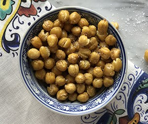 Healthy Snack: Crispy Curry Roasted Chickpeas | 31Daily.com