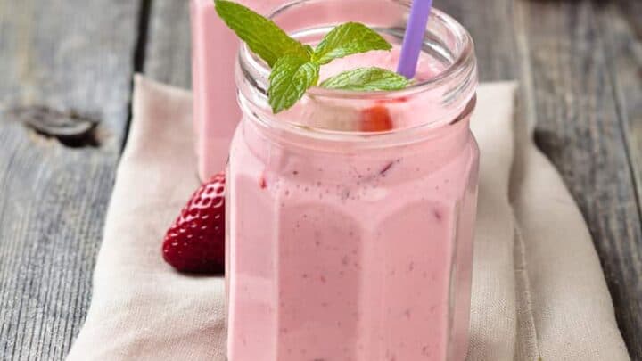 A Healthy Strawberry Banana Smoothie to Energize Your Morning | 31Daily.com