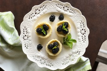 Quark Mini Cheesecakes with Fresh Blackberries (German Käsekuchen) | 31Daily.com