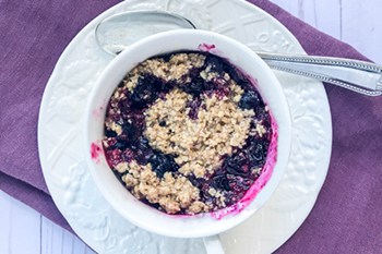 2 Minute Blueberry Crisp in a Mug | 31Daily.com