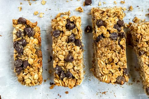 Healthy Peanut Butter Granola Bars with Chocolate Chips | 31Daily.com