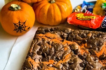 Halloween Fudgy Peanut Butter Chocolate Swirl Brownies | 31Daily.com