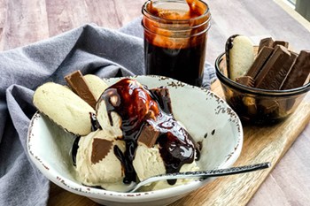 Easy Homemade Chocolate Sauce So Delicious You'll Never Buy It Again | 31Daily.com
