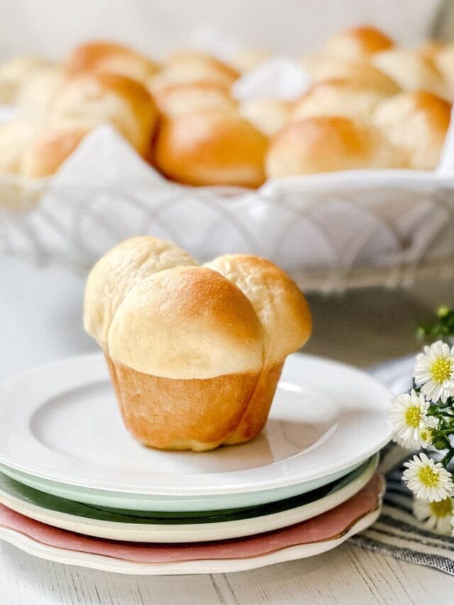Quick Cloverleaf Dinner Rolls